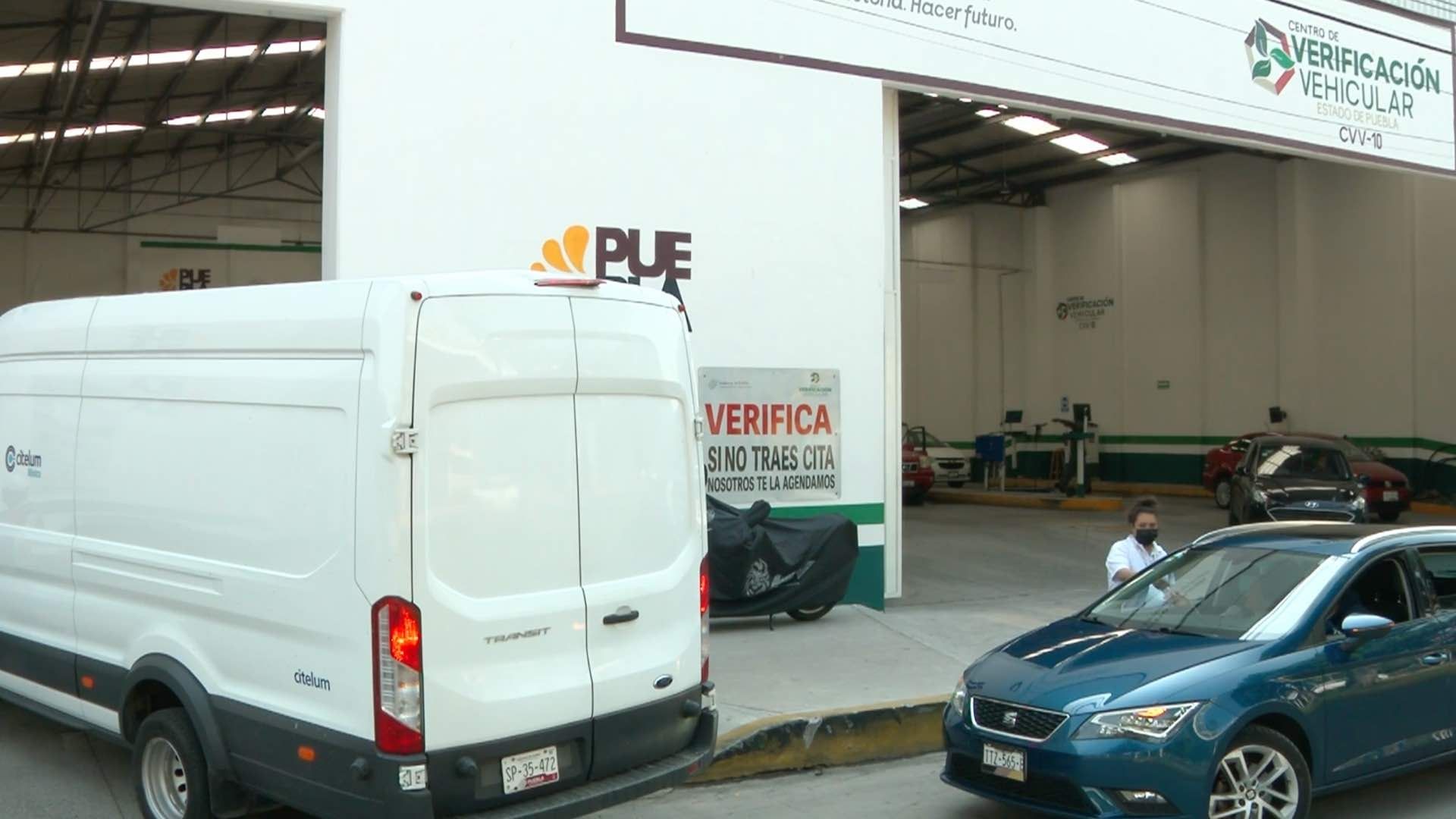 Vehículos en un Centro de Verificación de la ciudad de Puebla