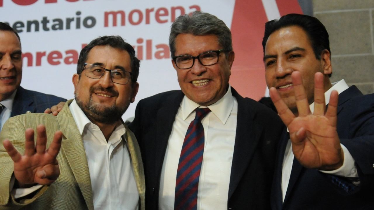 César Craviotto, Ricardo Monreal y Eduardo Ramírez, se toman una fotografía