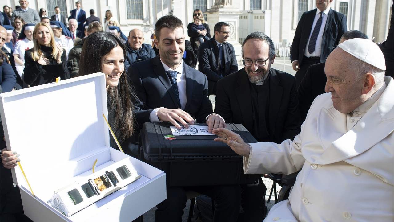 Vaticano lanza al espacio una oración del papa Francisco