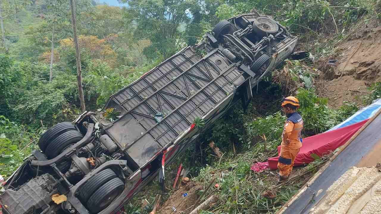 Autobús Cae a Abismo de 100 Metros en Colombia; Hay 9 Muertos y 31 Heridos