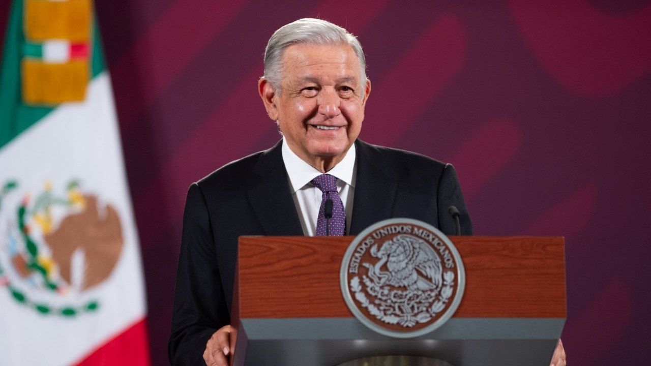 AMLO celebra competencia entre redes sociales