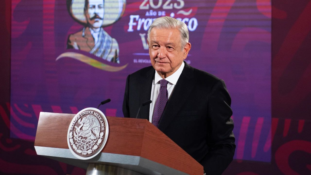 AMLO dice que hay 4 desaparecidos tras incendio en plataforma de Pemex en Campeche