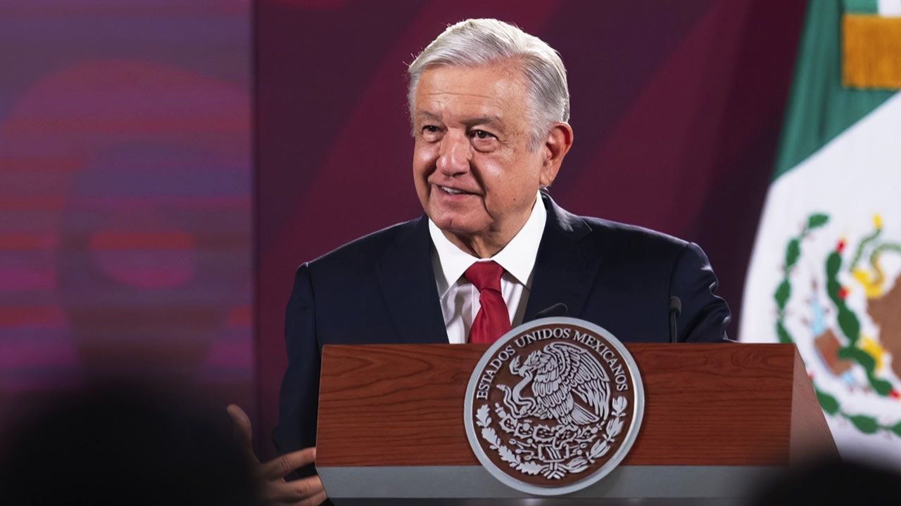 AMLO anuncia que aerolínea de Sedena se llamará Mexicana de Aviación 