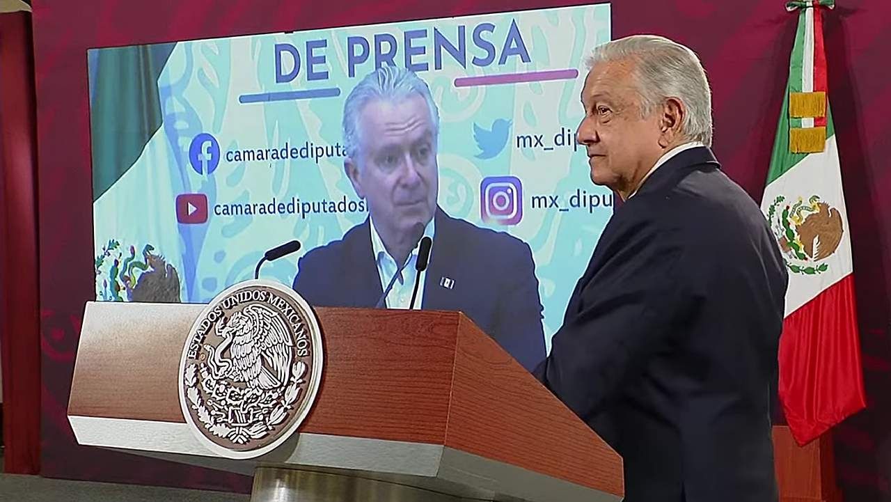 AMLO dice que nunca ha atacado a Creel por el color de su piel o sus ojos