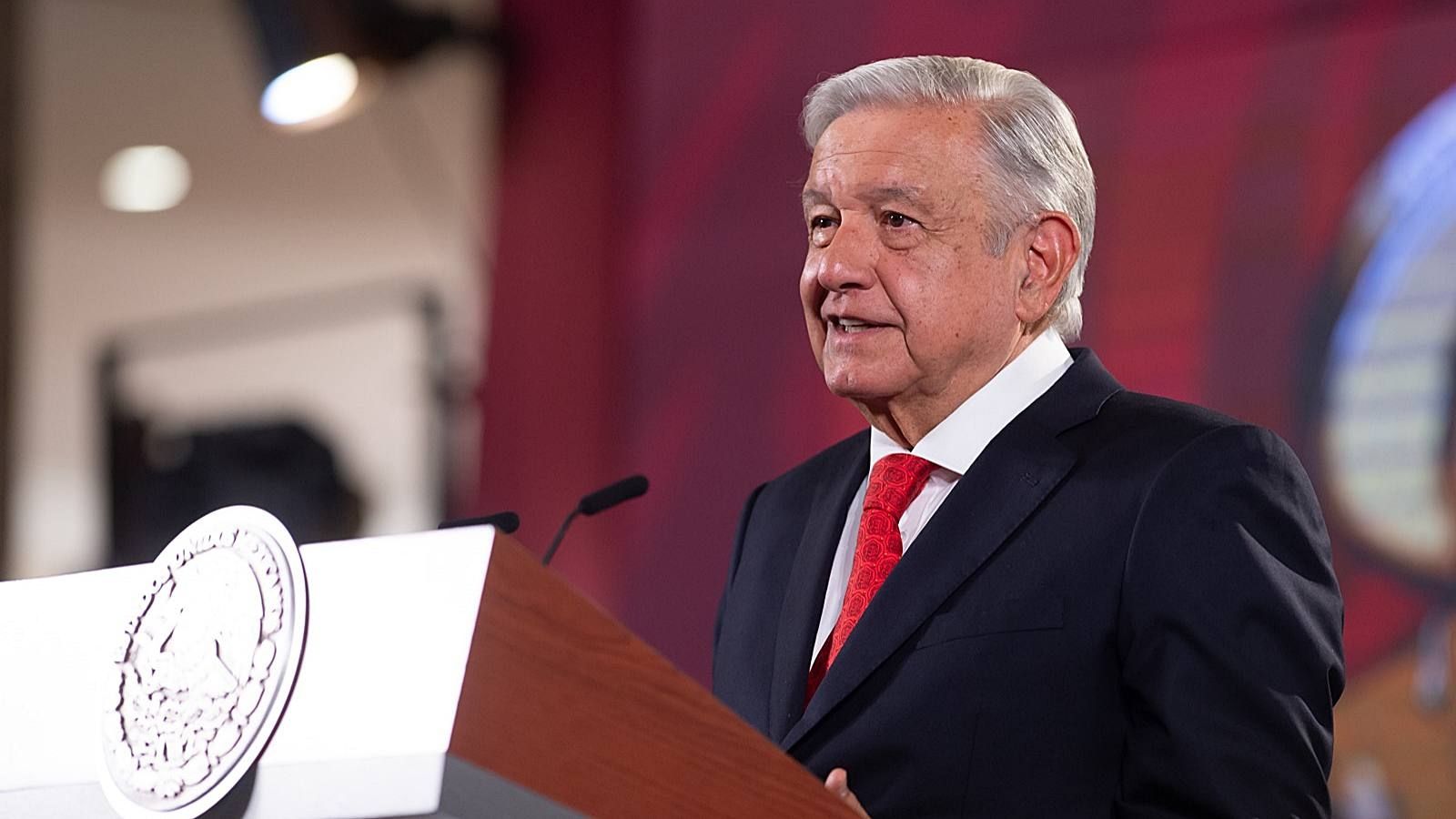 López Obrador ofrece su conferencia mañanera en salón tesorería de Palacio Nacional