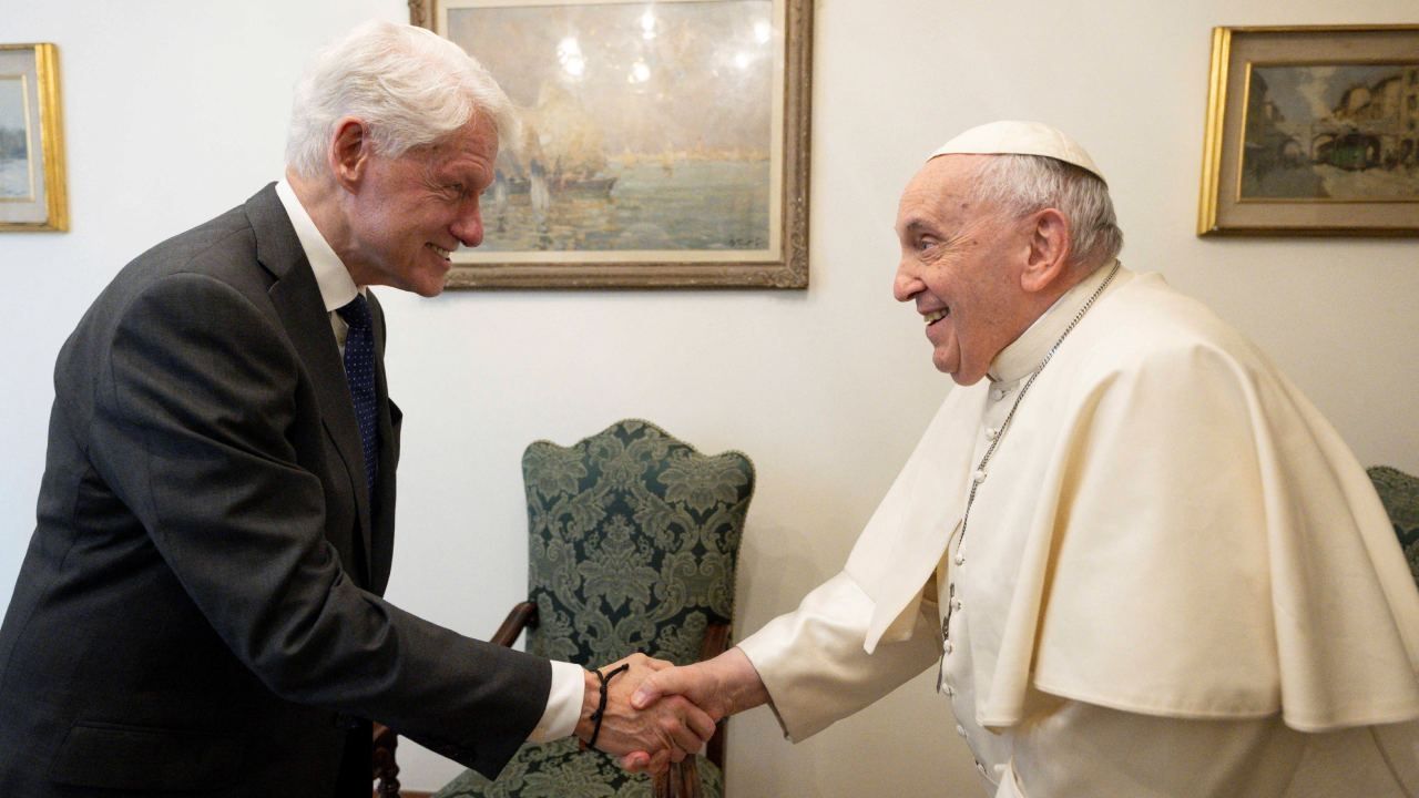 El exmandatario ya pasó por el Vaticano en 1994, cuando estaba en el poder, para participar en una audiencia con el entonces papa Juan Pablo II acompañado por su esposa, Hillary Clinton.