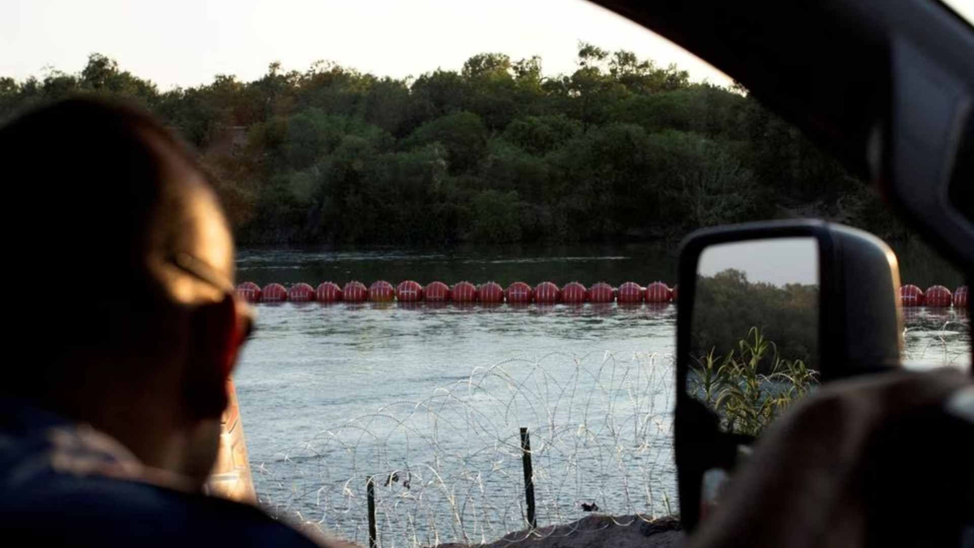 Vista de boyas antiinmigrantes en frontera en el Río Bravo