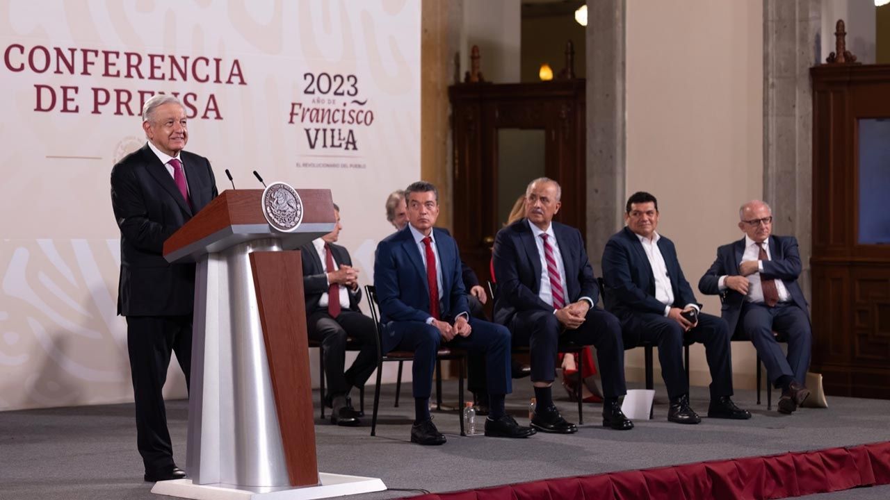 El presidente Andrés Manuel López Obrador presenta su mañanera desde Palacio Nacional