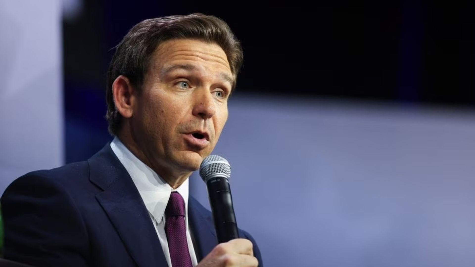 Ron DeSantis Sufre Accidente Automovilístico y Sale Ileso en Tennessee