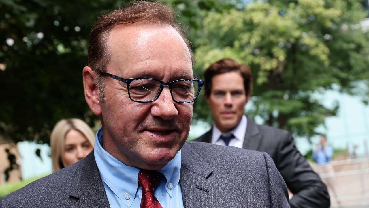 El actor estadounidense Kevin Spacey abandona el Tribunal de la Corona de Southwark en Londres