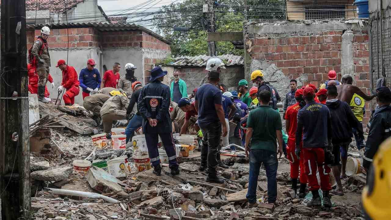 Trabajos de rescate en edificio colapsado en Brasil