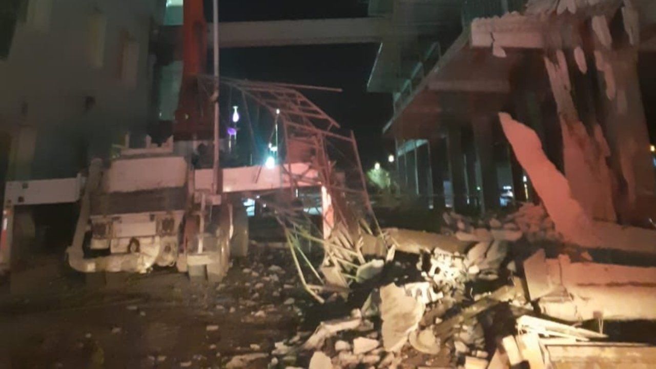 Tres trabajadores de la construcción cayeron desde una altura de cinco pisos y resultaron gravemente heridos.