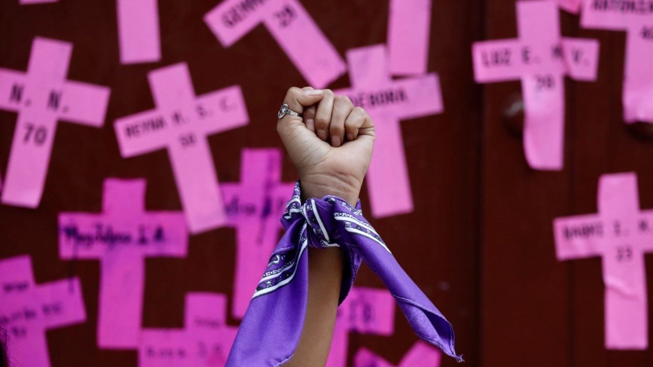 El feminicidio es el asesinato de mujeres por razones de género y sucede en México y el mundo