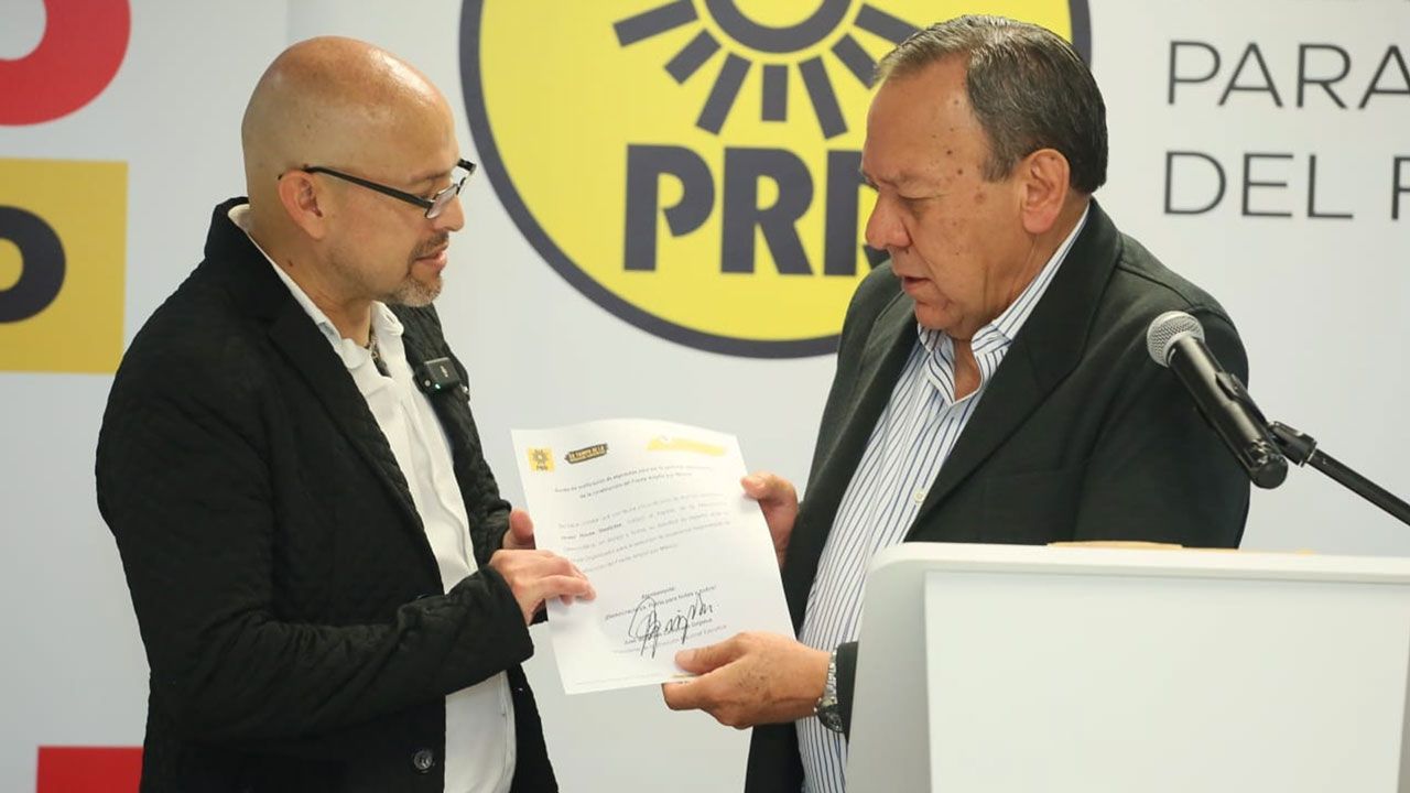 Israel Rivas formaliza su registro como aspirante a responsable del Frente Amplio por México