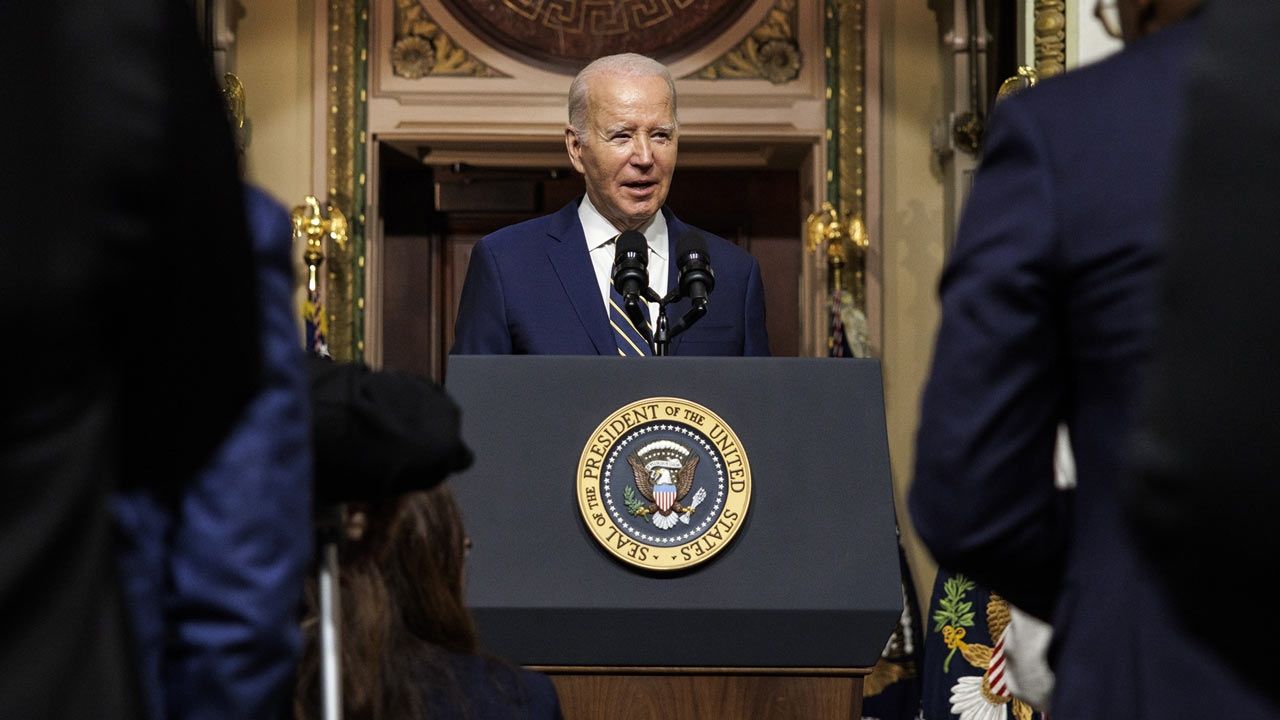 Juez bloquea restricciones de asilo a migrantes impuestas por el gobierno de Biden 