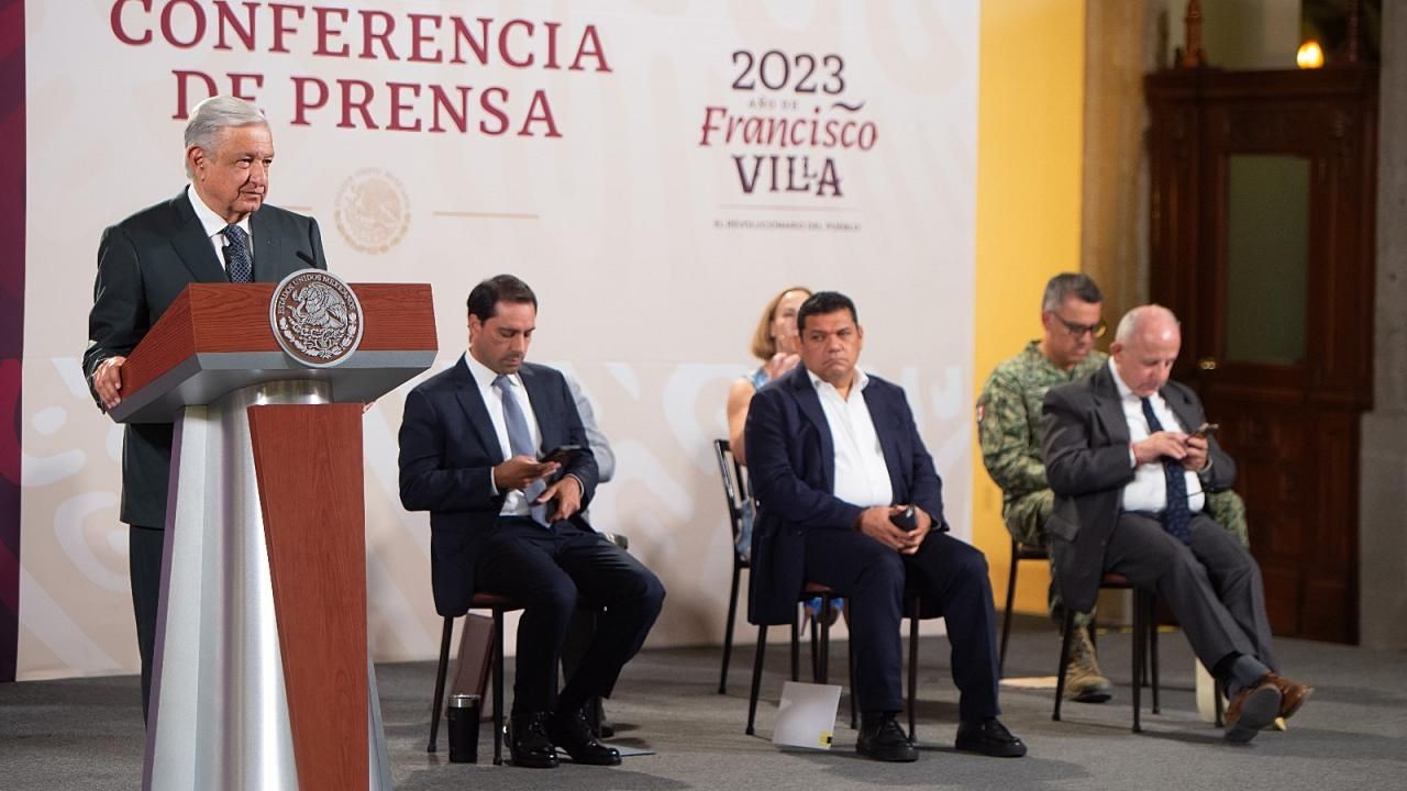 El presidente Andrés Manuel López Obrador presenta su mañanera desde Palacio Nacional