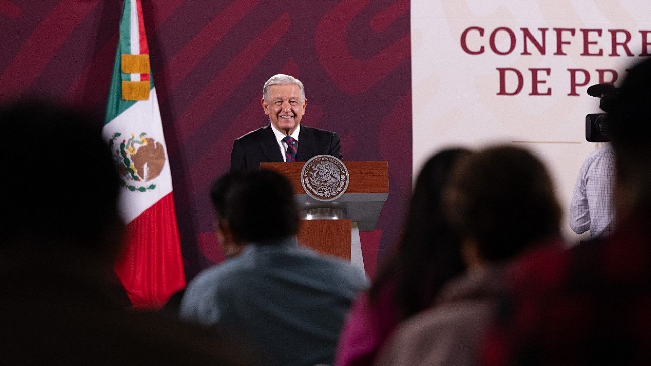 El presidente Andrés Manuel López Obrador presenta su mañanera desde Palacio Nacional