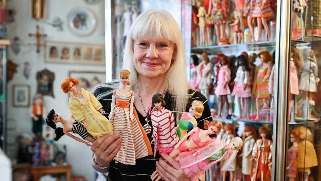 La fan alemana Bettina Dorfmann tiene la mayor colección de Barbie del mundo con 18 mil muñecas que presta a museos y exposiciones