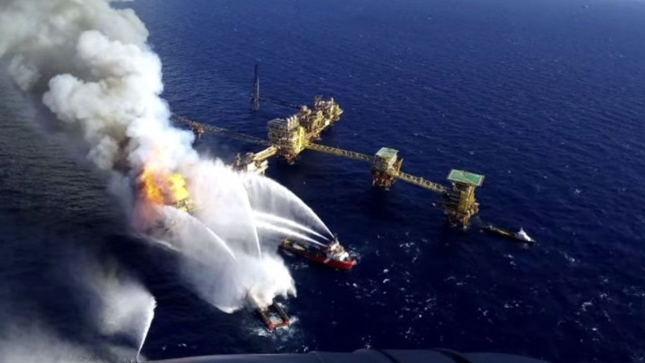 Incendio y explosion en plataforma de Pemex en Campeche