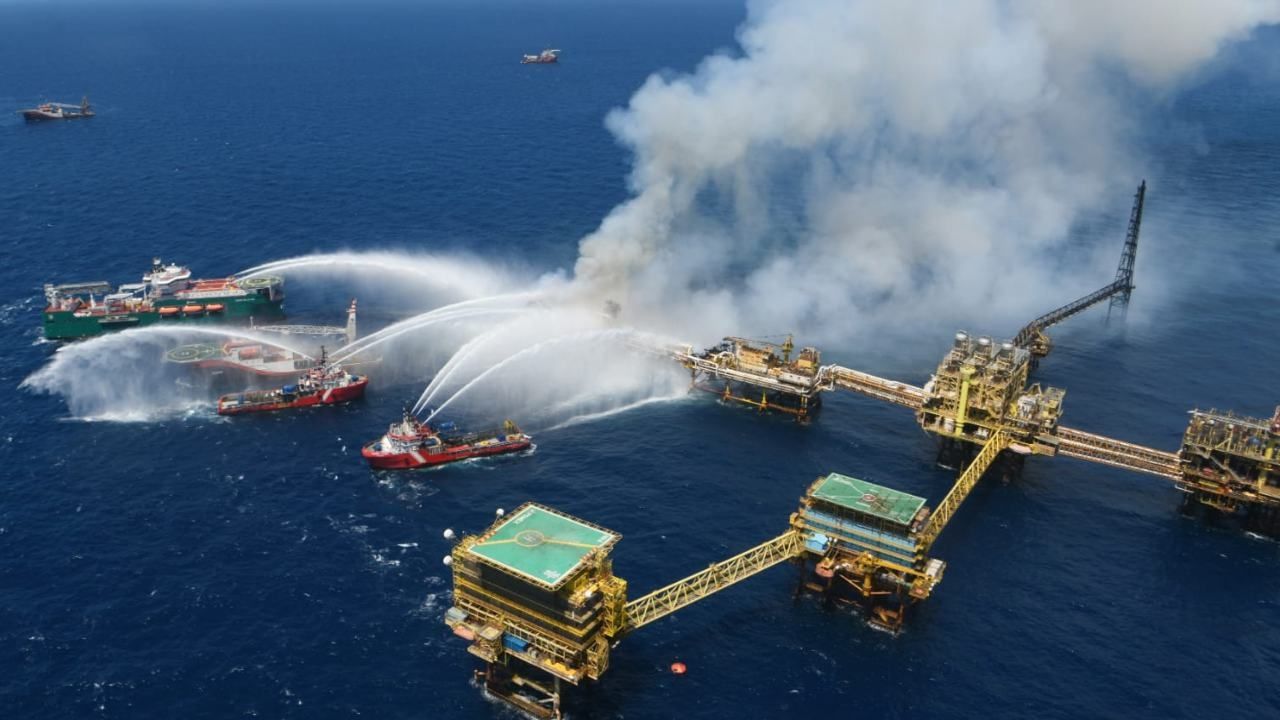 El fuego se inició temprano el viernes en la plataforma del activo marino Cantarell, en el Golfo de México