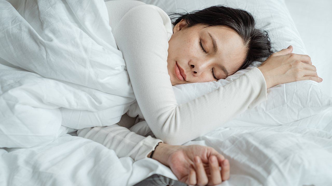 Médicos recomiendan introducir las siestas para adaptarse al calor