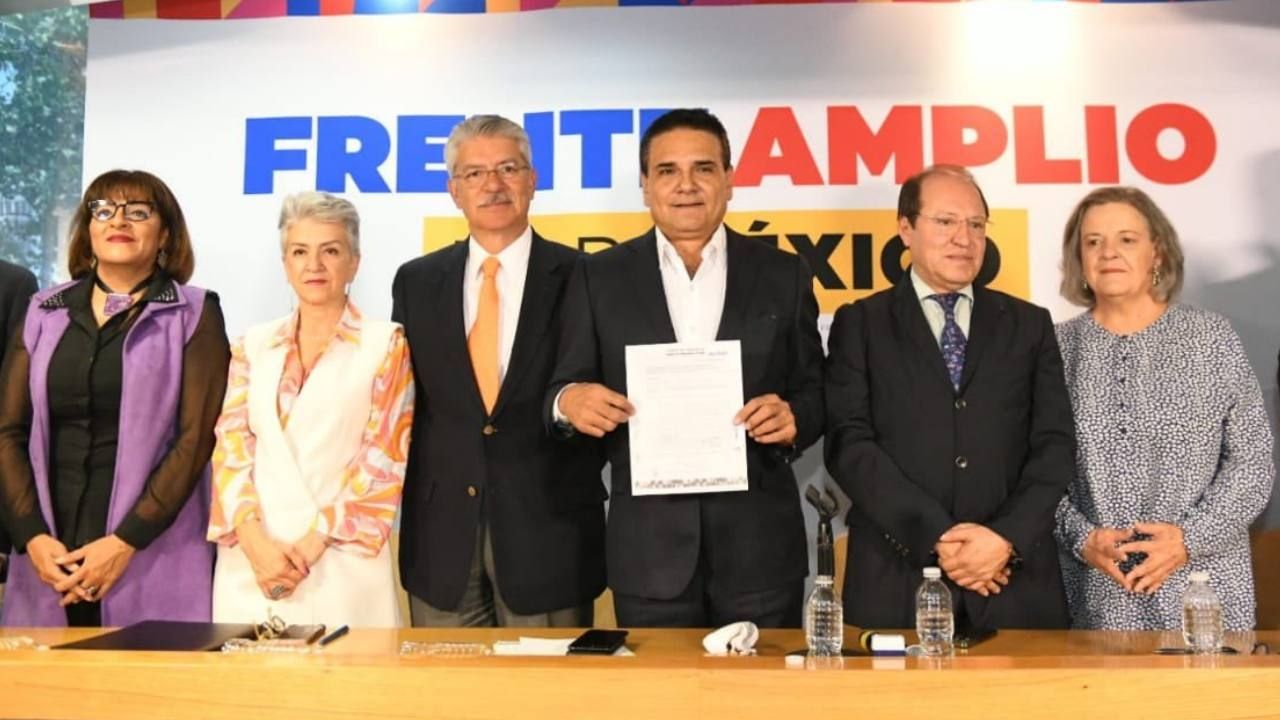 Silvano Aureoles formaliza registro al Frente Amplio por México
