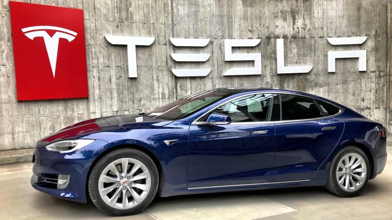 Tesla abrió una vacante de empleo para conducir sus autos