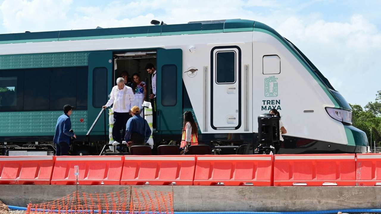 AMLO da banderazo de bienvenida a Cancún del primer vagón del Tren Maya