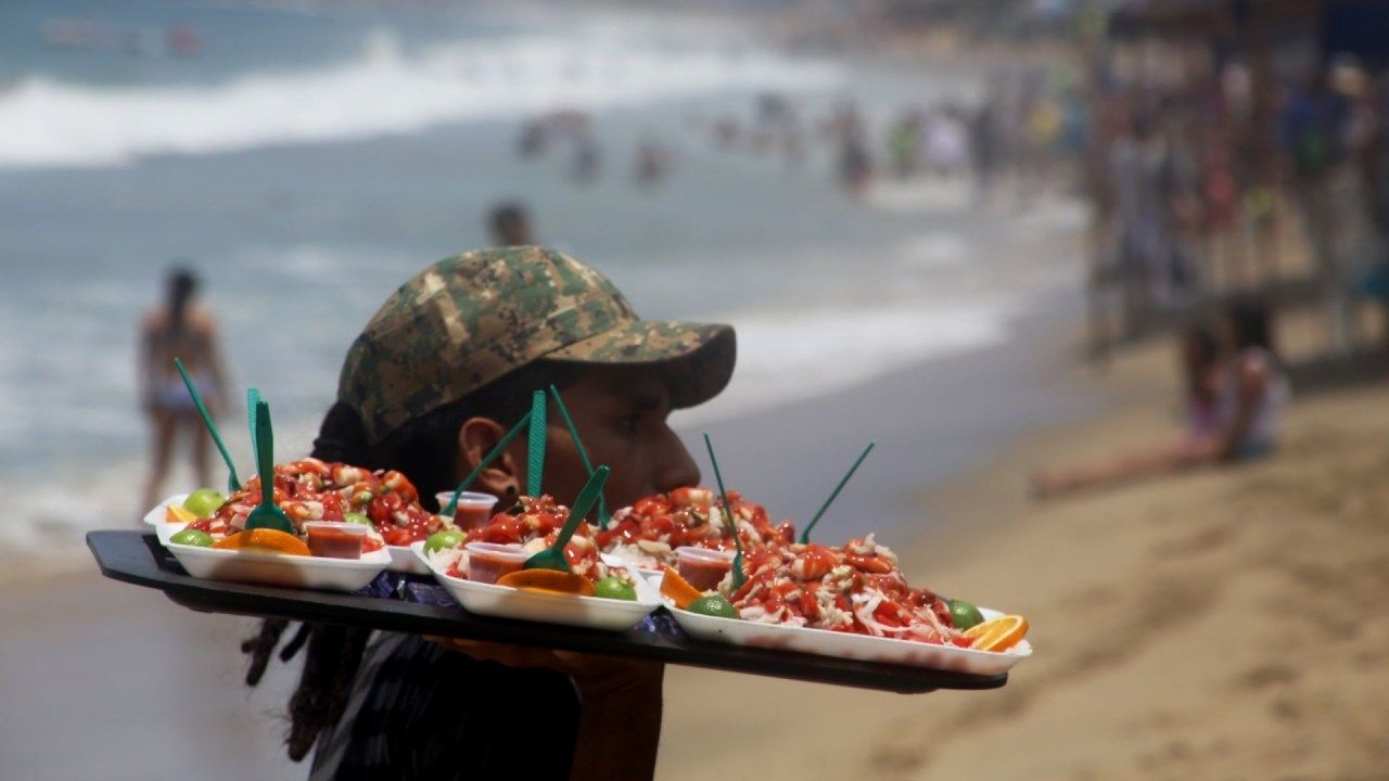 Agobian Vendedores a los Turistas en las Playas de Acapulco