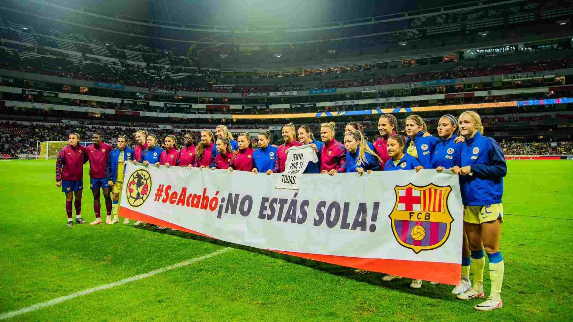 Sobre el césped del Azteca, jugadoras del América y el Barcelona mandaron contundente mensaje