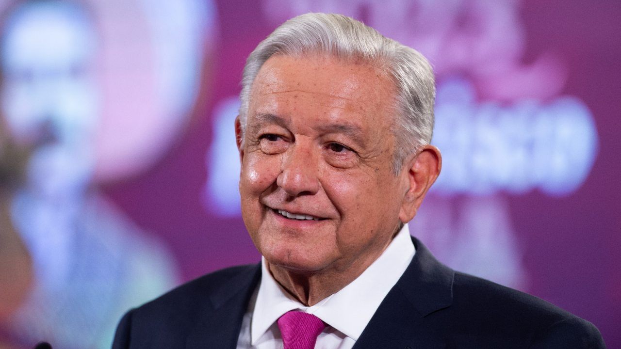 AMLO muestra carta que envió al juez que le ordenó abstenerse de hablar de Xóchitl Gálvez