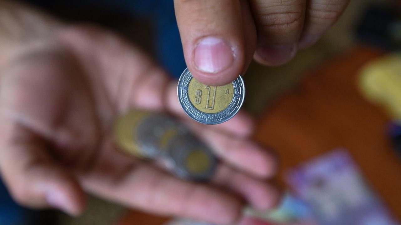 Una moneda de peso es presentada para su valoración