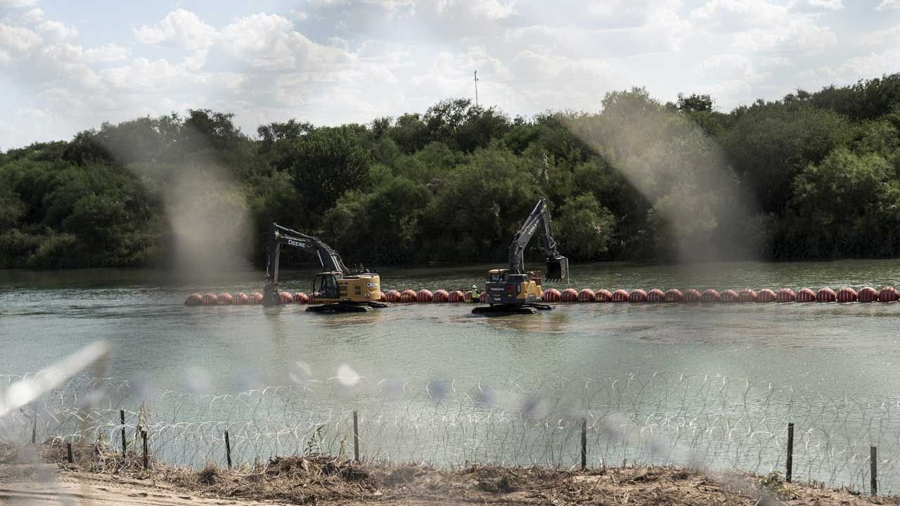 Muro de boyas en Río Bravo lleva dos migrantes muertos 