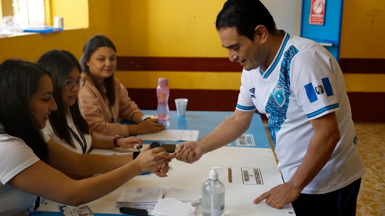 Los guatemaltecos acudían el domingo a las urnas para elegir en segunda vuelta a su presidente y vicepresidente