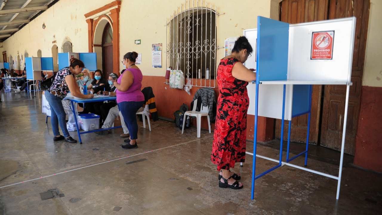 Los centros de votación de Guatemala han sido cerrados para iniciar el conteo de papeletas y elegir al próximo presidende de este país