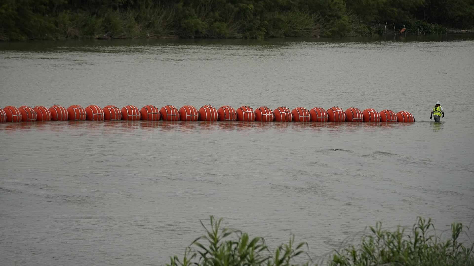 Hallan Cuerpo de Migrante Atorado en Boyas con Púas en el Río Bravo