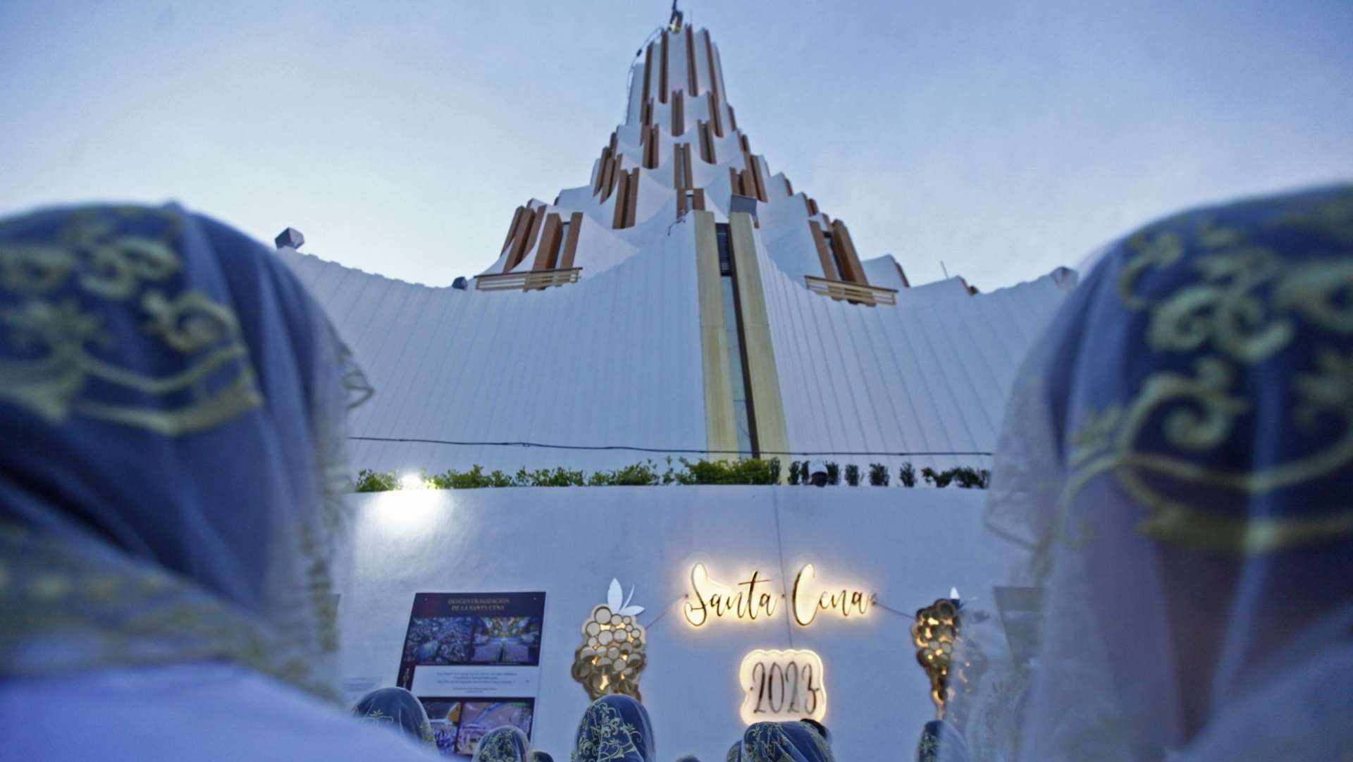 Feligreses llegan a la celebración de una festividad de La Luz del Mundo