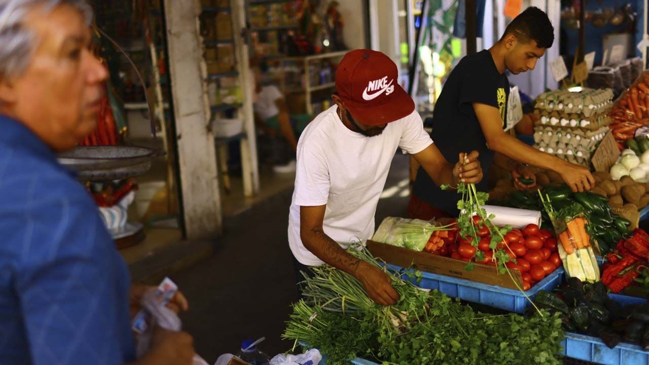 La tasa de inflación en México cayó en la primera quincena de agosto a 4.67 % anual, su menor nivel desde marzo de 2021, informó el Inegi