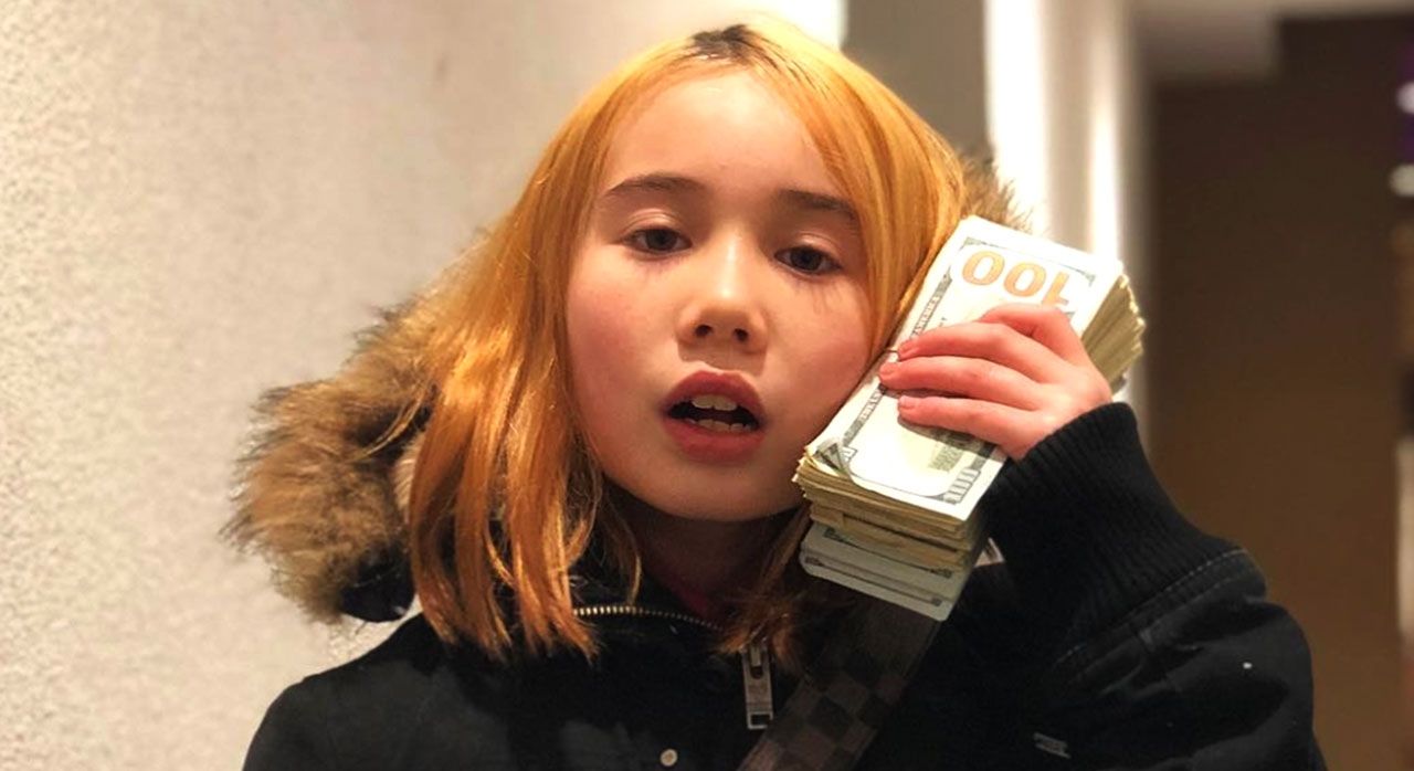 La influencer Lil Tay exhibe fajos de billetes