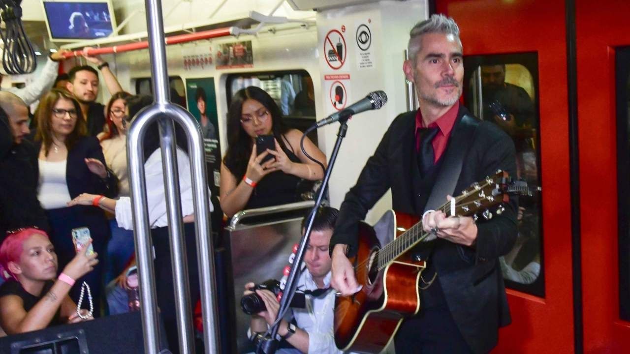 La Gusana Ciega Sorprende con ‘Tocada’ en el Tren Suburbano 