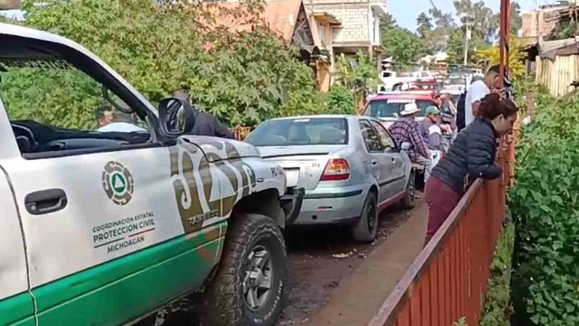 Buscan a un niño que cayó a una coladera tras ser arrastrado por la corriente en Michoacán