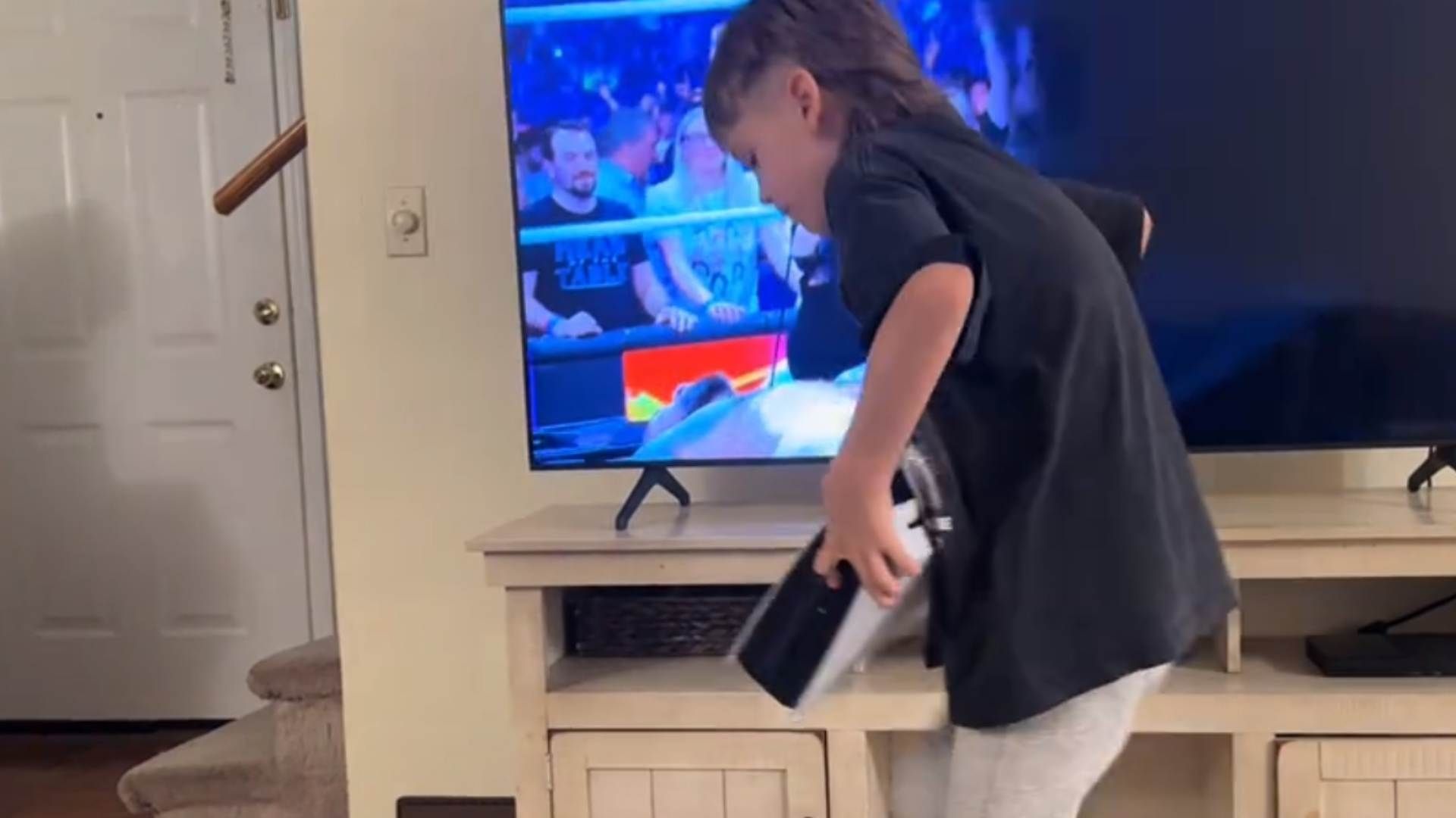 Niño Hace Berrinche y Rompe Consola de Videojuegos de su Papá