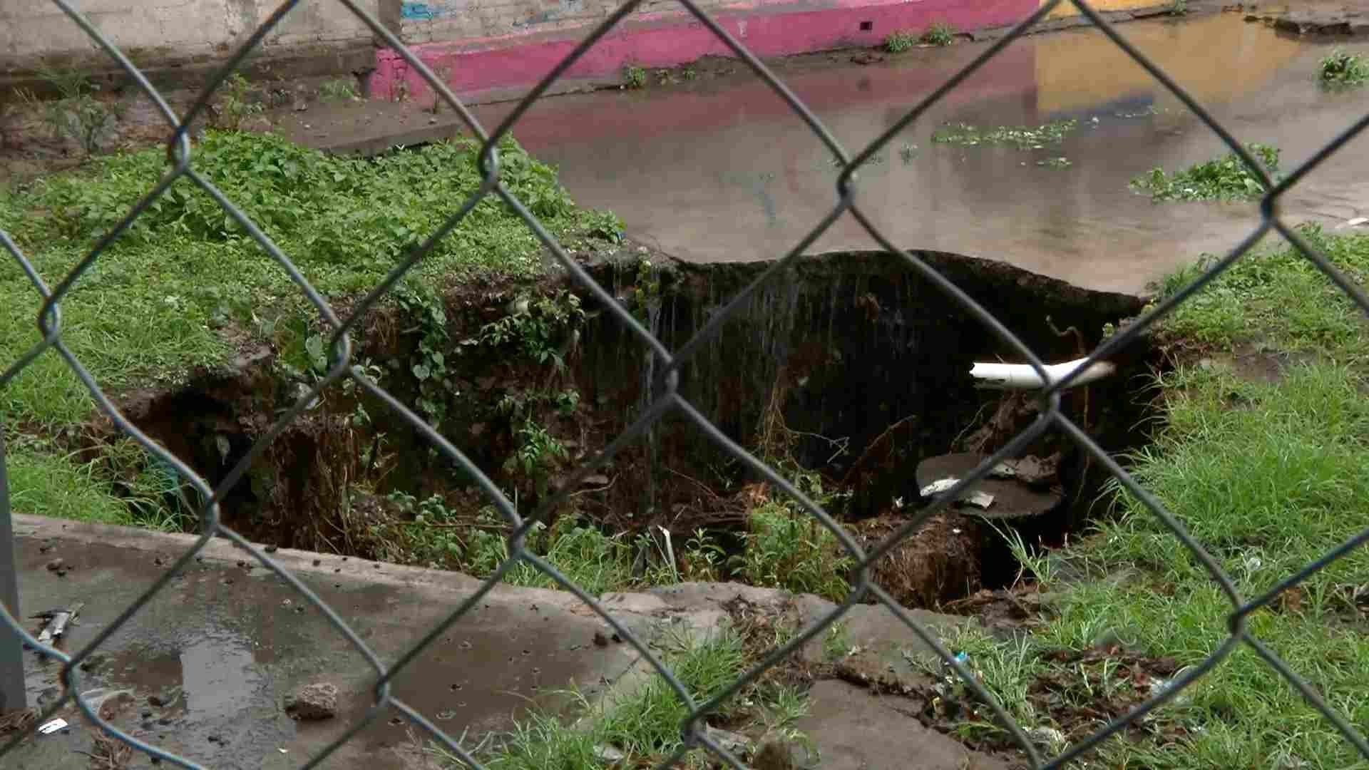 Se Forma Socavón de Más de Dos Metros en un Terreno de Puebla