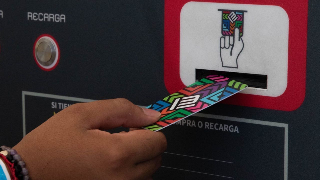 Un usuario realiza una recarga de su tarjeta de Movilidad Integrada CMDX