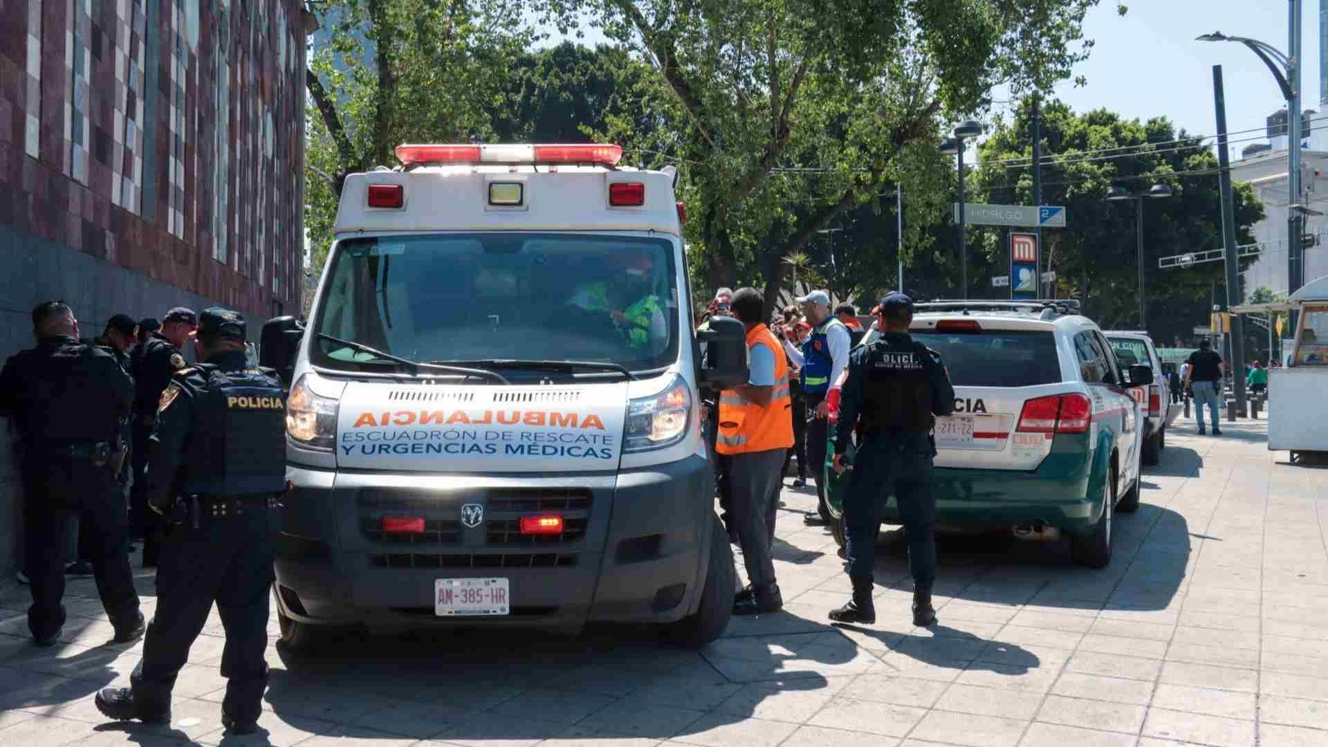 Equipos de emergencia en estación Hidalgo del Metro