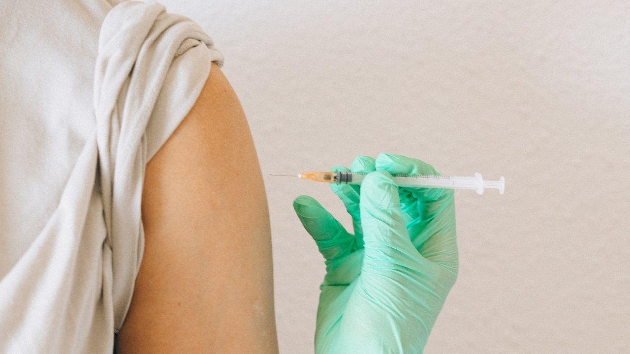 Vacunas COVID en el Mismo Brazo, Efectividad Depende de Ello Según Estudio