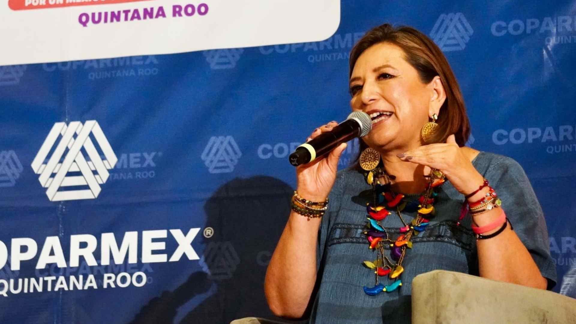 Xochitl Gálvez, aspirante del Frente Amplio a la Presidencia, durante una reunión con Coparmex