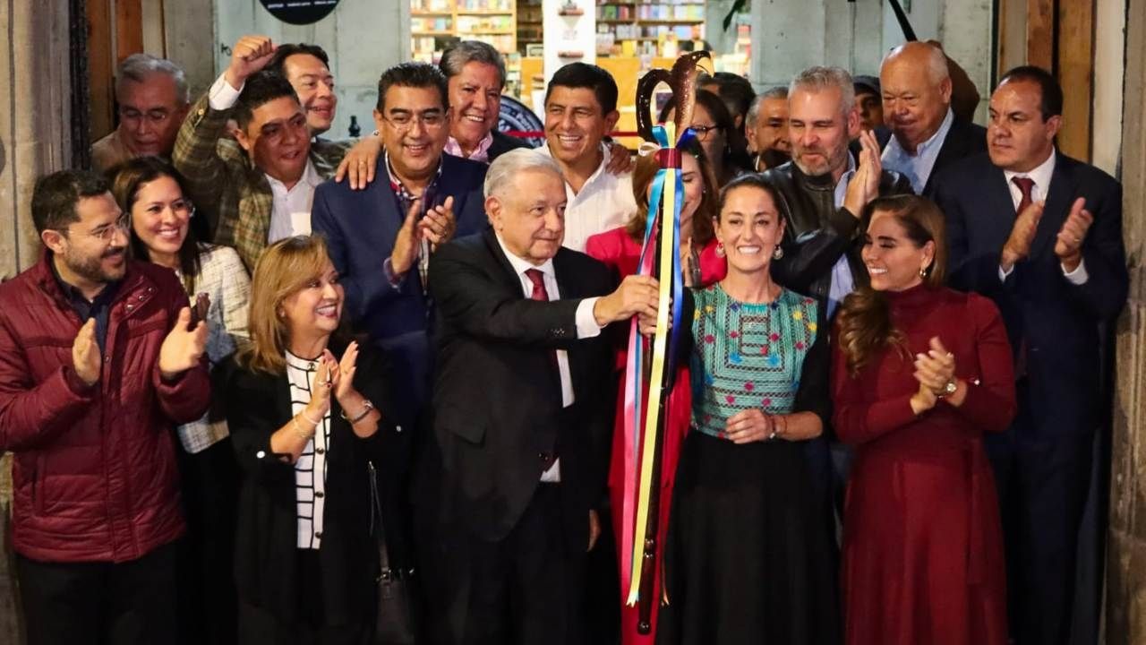 Claudia Sheinbaum y el presidente López Obrador en la entrega del bastón de mando