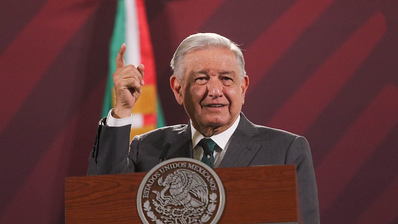 El presidente Andrés Manuel López Obrador presenta su mañanera desde Palacio Nacional