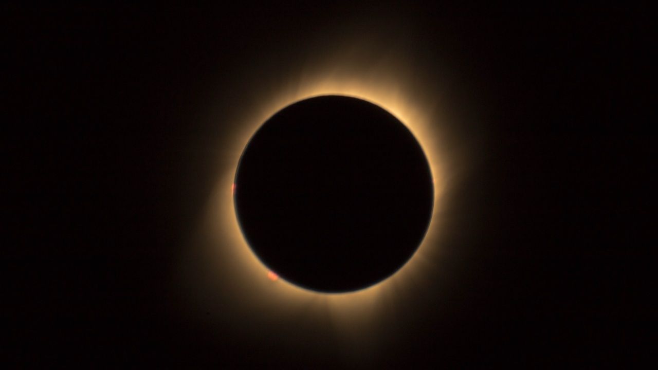 Por qué se le dice anillo de fuego al eclipse lunar solar